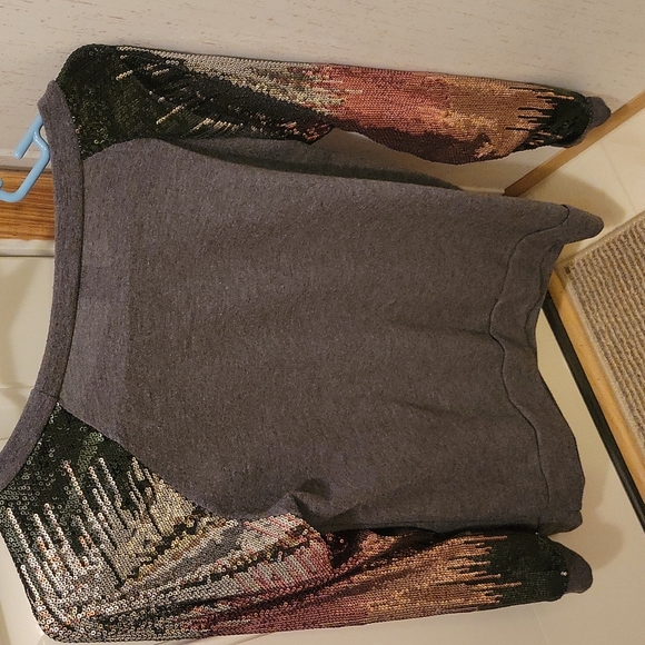 Long sleeve with sparkle sleeves. - Picture 4 of 4